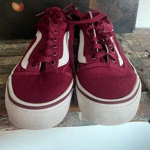 Vans ward low burgundy size 5 men’s 6.5 women’s. Good condition.